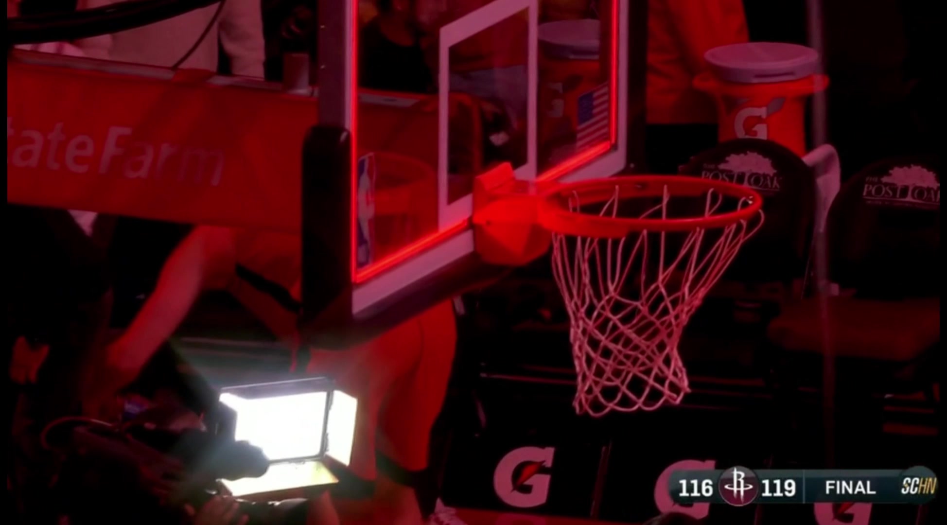 38分絕對(duì)功臣范弗里特接受女記者采訪 喜提申京澆水大禮