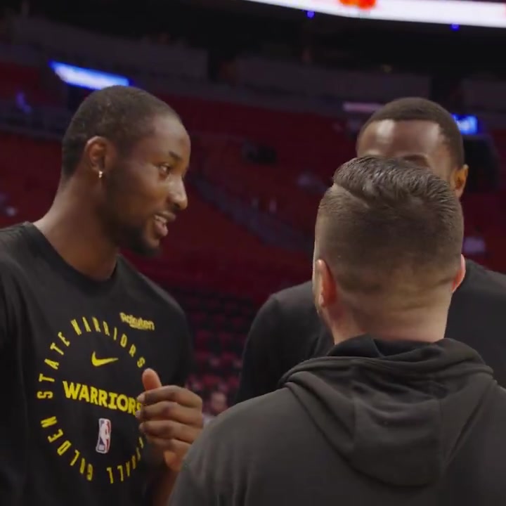 維金斯賽前和勇士老友熱聊 笑容依舊溫暖純真