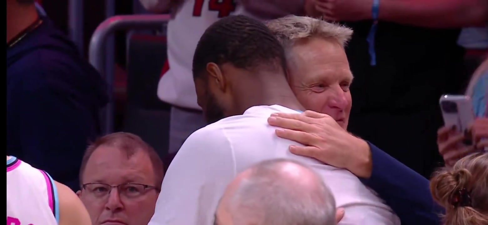 科爾賽后和昔日愛(ài)將維金斯緊緊擁抱 眼睛里似乎還有淚光