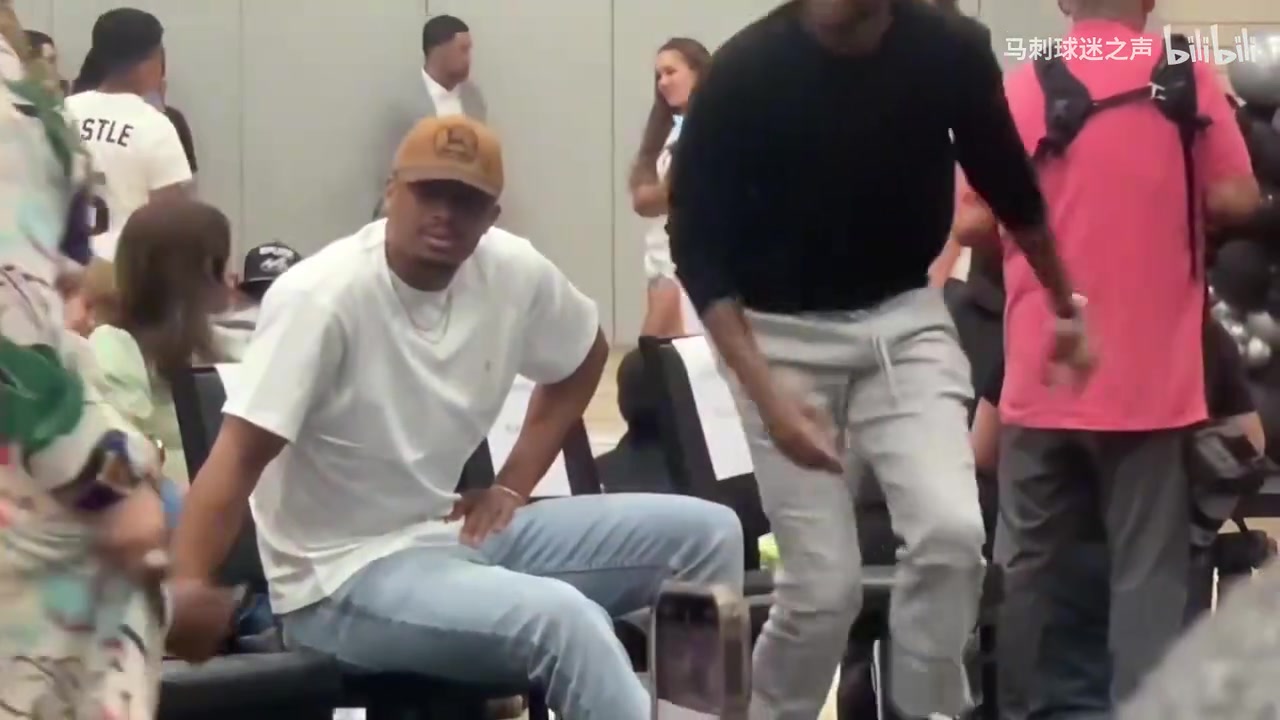 馬刺大聚會(huì)馬刺發(fā)布會(huì)花絮鄧肯一頭秀發(fā)?？怂?jié)M臉笑容