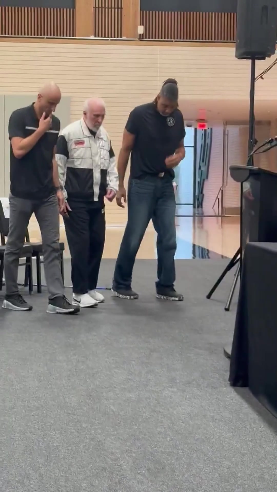 老爺子中風(fēng)后狀態(tài)確實(shí)差很多波波維奇現(xiàn)在連起身都需要馬努鄧肯攙扶