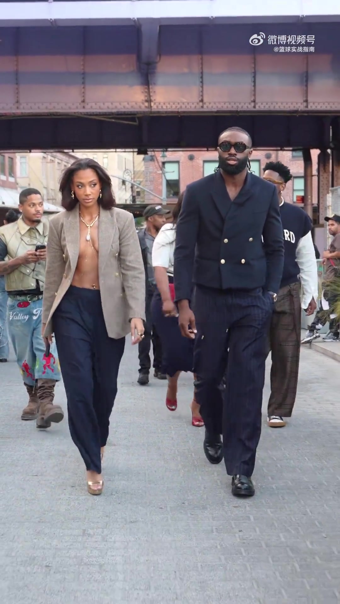 布朗此前和女友逛街對象居然真空上陣