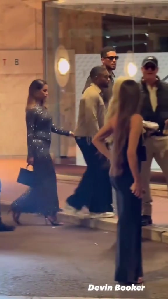 開始新戀情布克和女友牽手逛街 感覺和詹娜不是一個類型啊