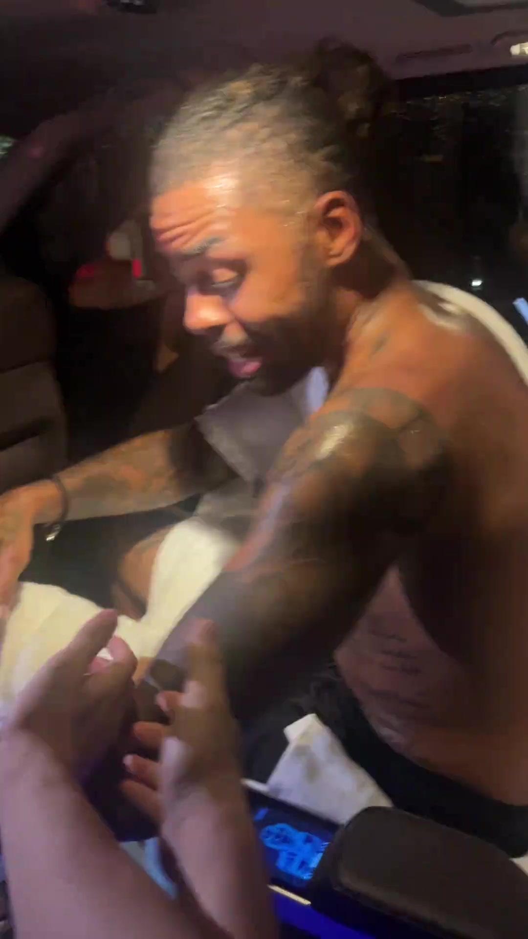 太熱情了拉塞爾中國行坐車離開球迷們被團(tuán)團(tuán)圍住