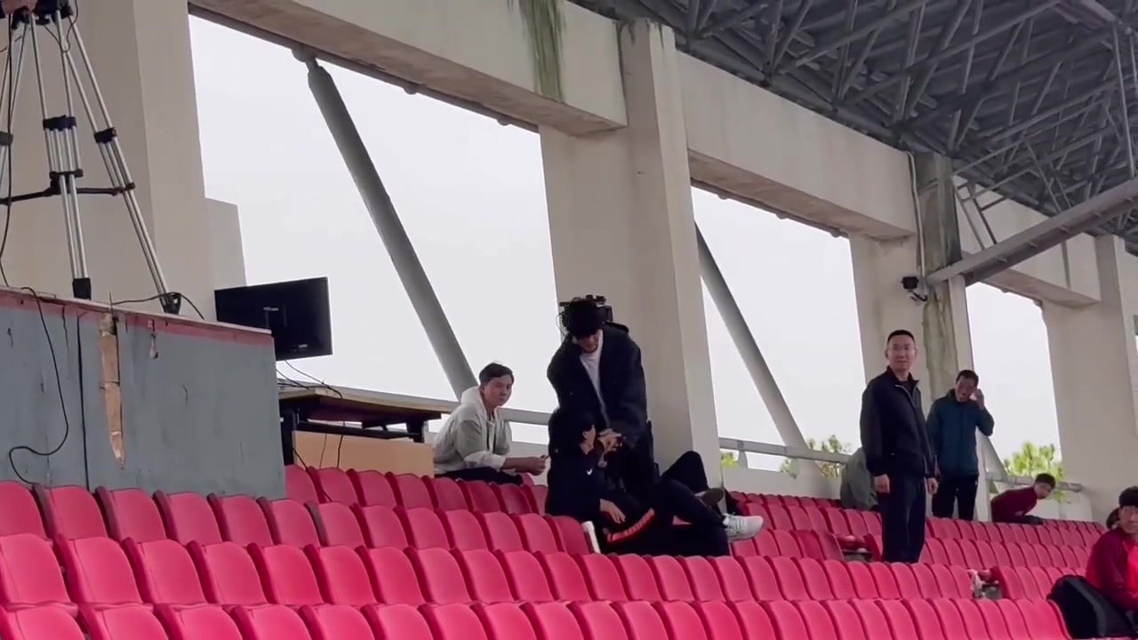 10月5日上海海港B隊(duì)比賽劉祝潤來到現(xiàn)場觀賽
