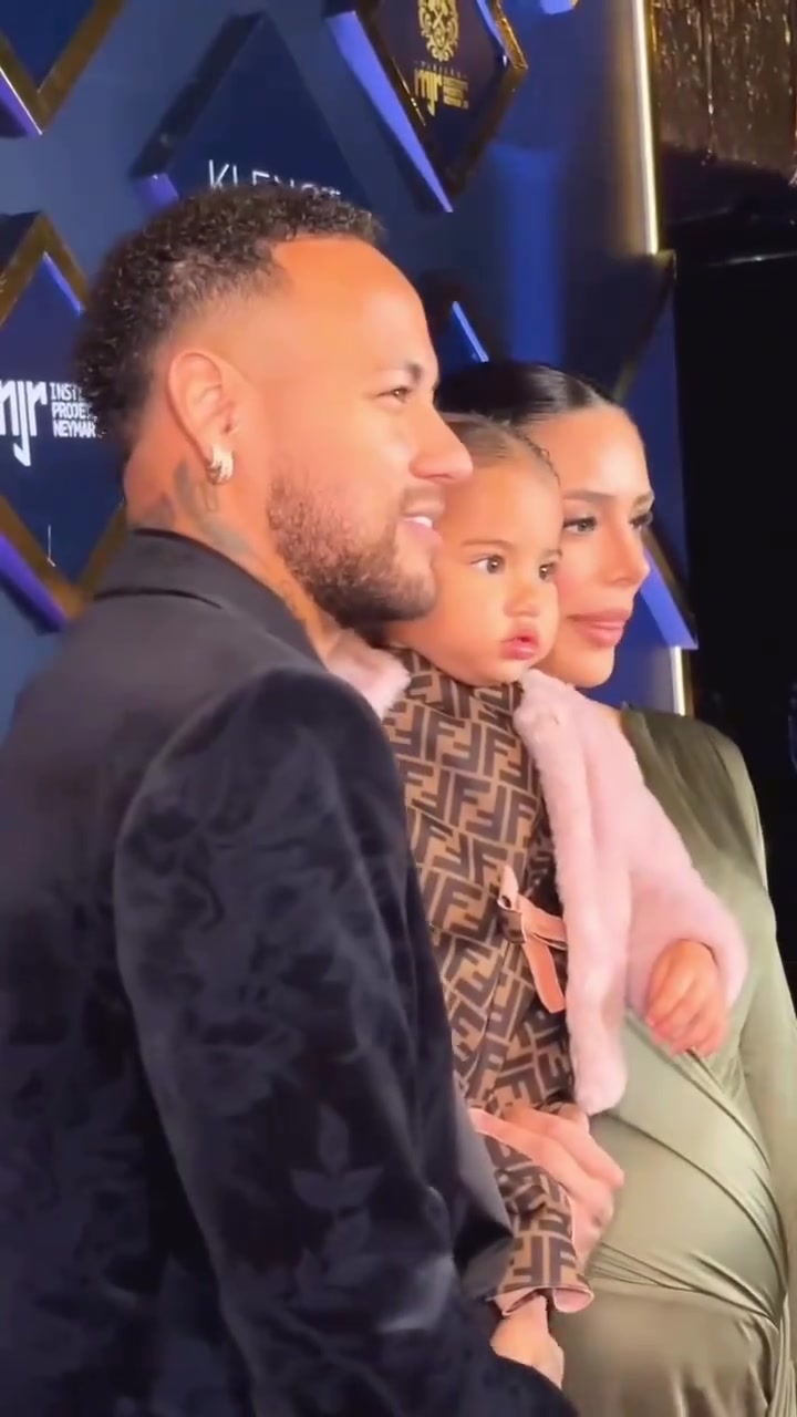 內(nèi)馬爾帶著布魯娜和孩子出席活動你這到底還踢不踢球了