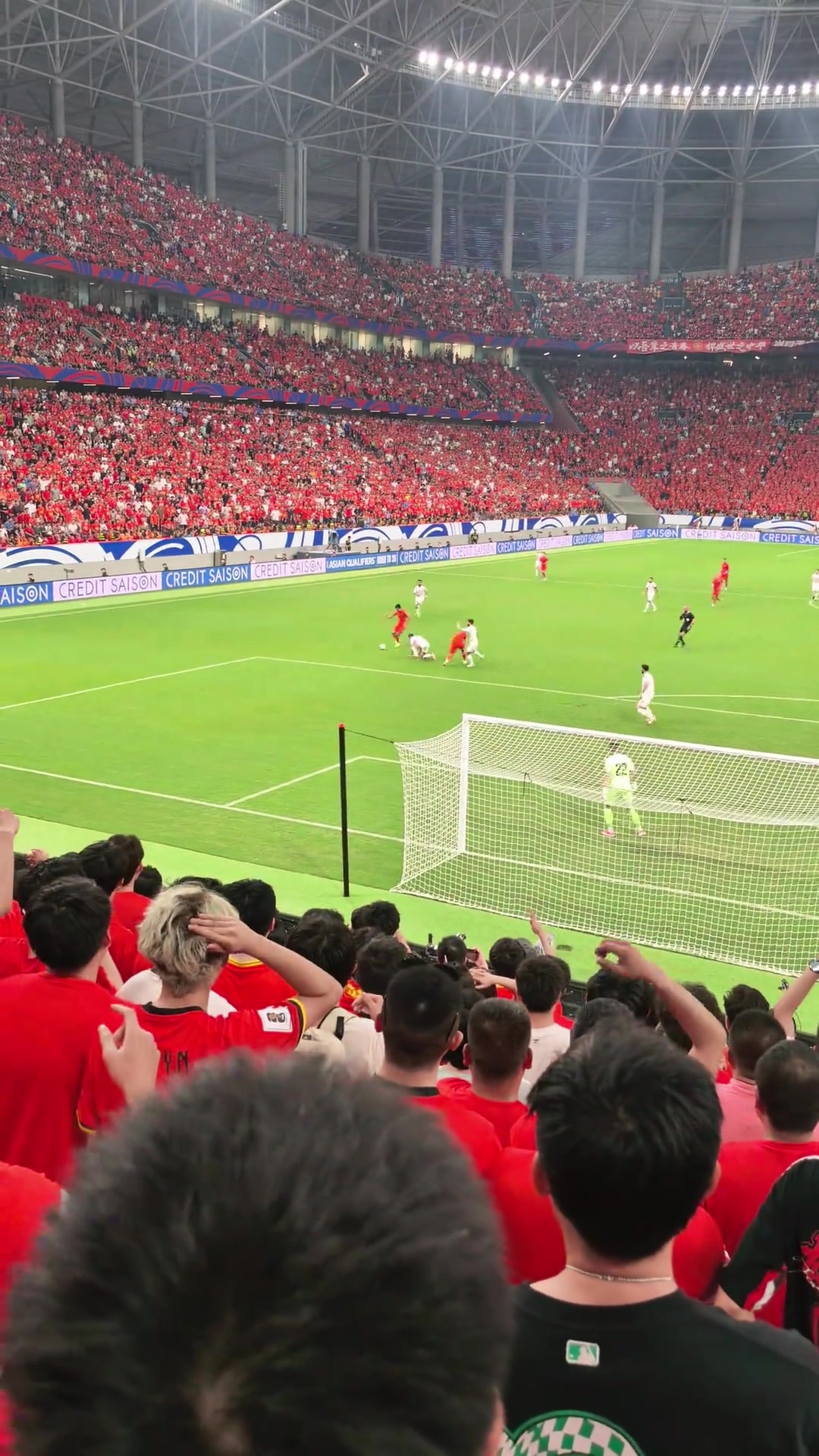 實拍韓鵬飛硬抗巴林后衛(wèi)國安大將王子銘高速突破造點球