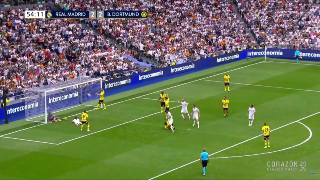 指環(huán)王?勞爾進(jìn)球啦經(jīng)典親吻動(dòng)作來(lái)自瓦拉內(nèi)的助攻