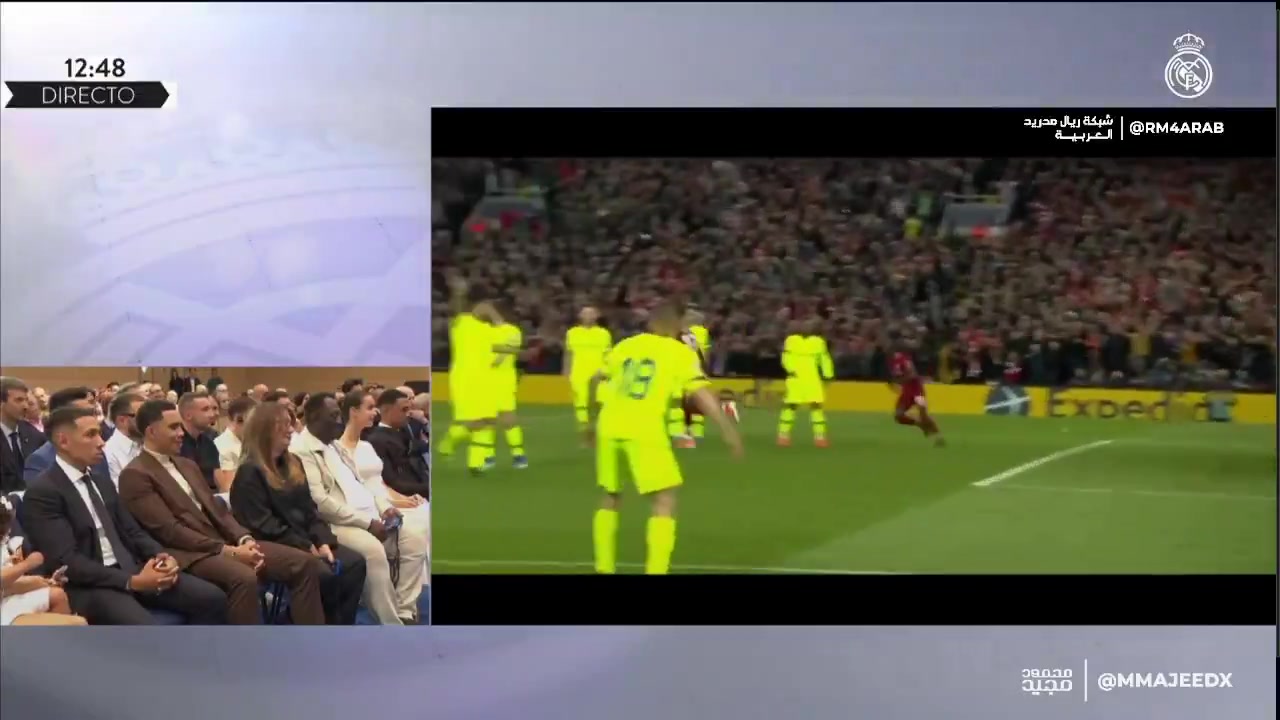 亮相儀式上展示世紀(jì)助攻現(xiàn)場(chǎng)的阿諾德兄弟笑了