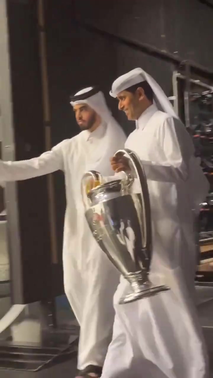 有交代了納賽爾穿上傳統(tǒng)服飾將歐冠獎杯帶回了家鄉(xiāng)