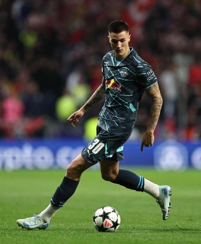 紐卡報(bào)價(jià)9000萬(wàn)，獵22歲萊比錫射手，抉擇待定。