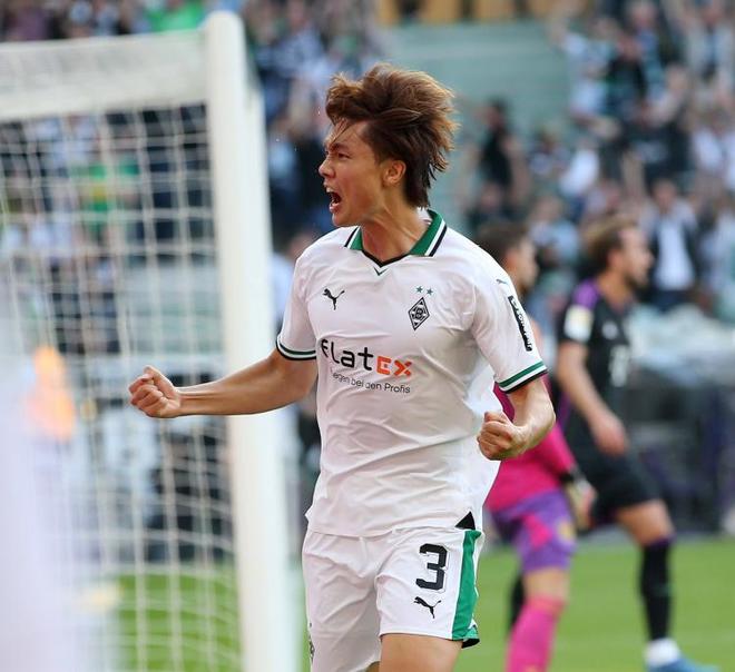 記者：阿賈克斯求購門興后衛(wèi)遭拒，法蘭克福欲插手。