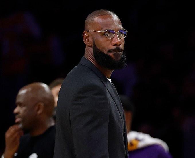 隨隊(duì)記者：詹姆斯目前在湖人隊(duì)的處境很糟糕 他看比賽的時(shí)候不像以前那么投入了