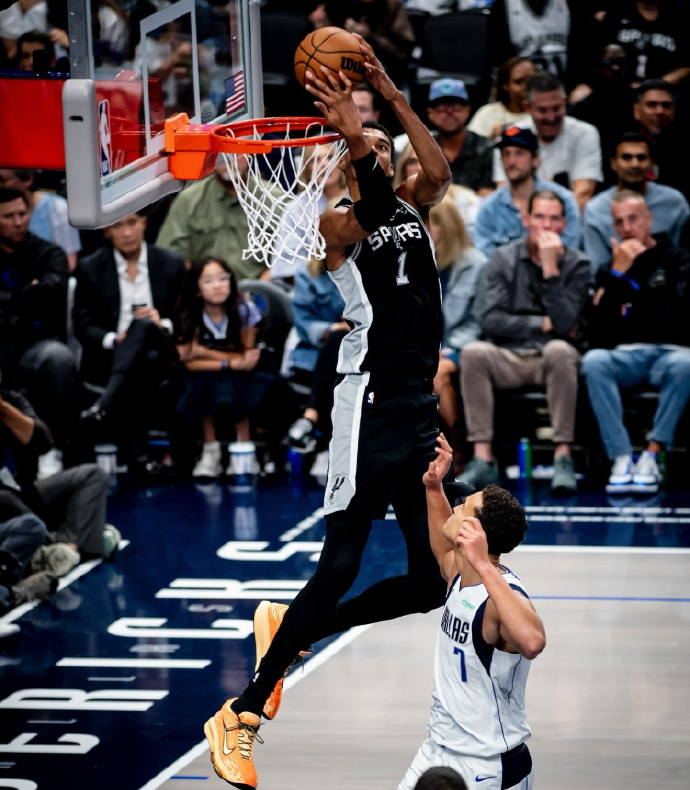 前三順位對(duì)決！弗拉格上半場(chǎng)拿下0分 文班統(tǒng)治禁區(qū)40+15 馬刺隊(duì)力克獨(dú)行俠