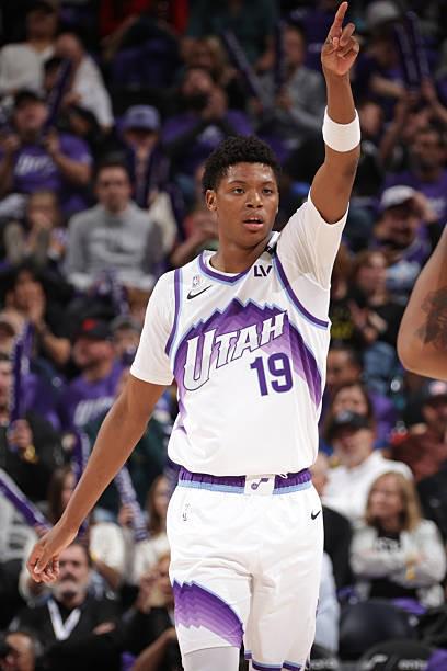 表現(xiàn)平平 爵士隊(duì)5號(hào)秀艾斯貝利首秀20分鐘5投1中僅得到2分4籃板2助攻