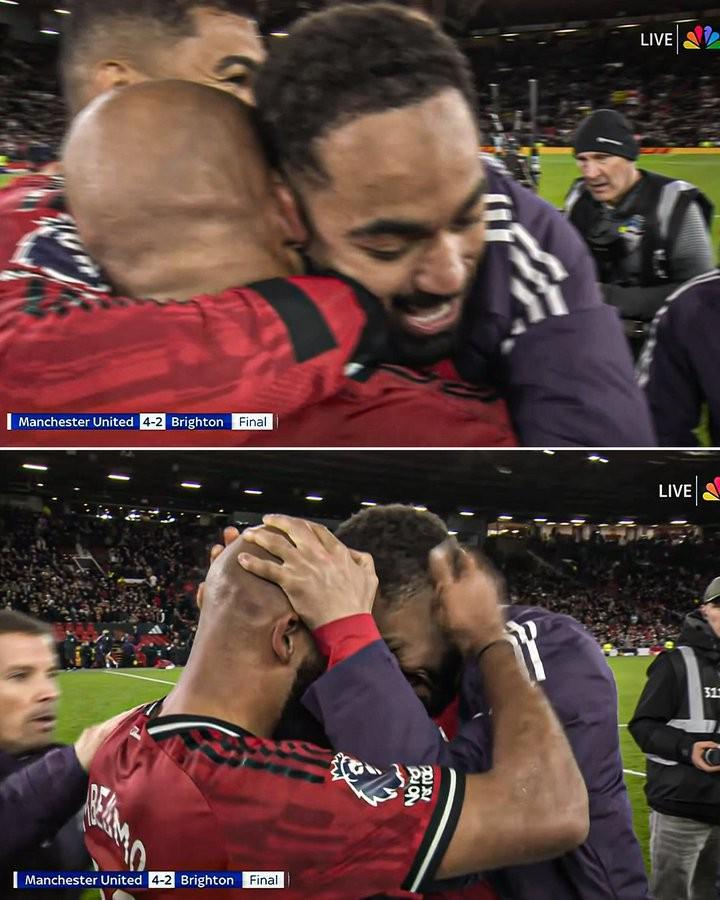 很難形容激動(dòng)的心情 賽后庫(kù)尼亞和姆貝莫在場(chǎng)上長(zhǎng)時(shí)間擁抱