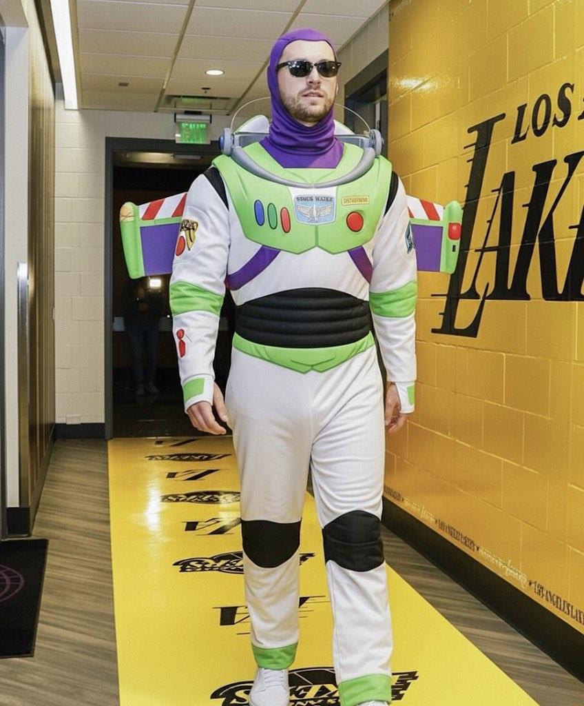 東契奇今天在NBA杯中復(fù)出 賽前裝扮成巴斯光年