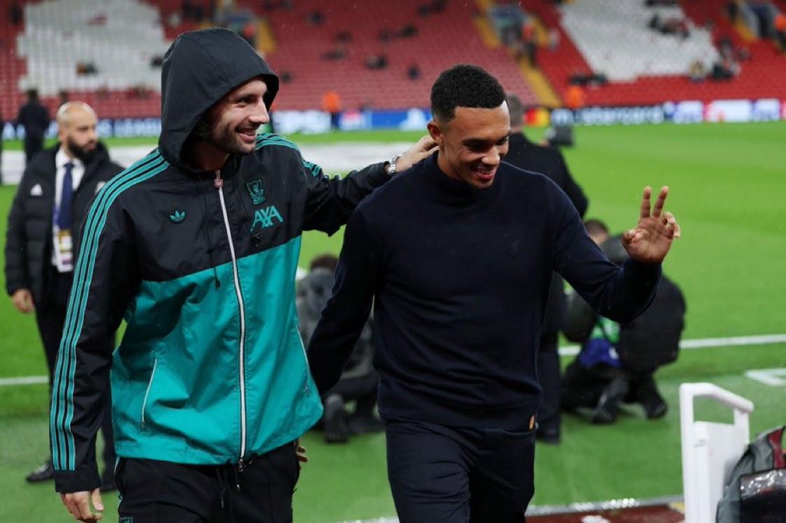 關(guān)系不錯(cuò) 亞歷山大-阿諾德重回安菲爾德 與索博并肩走進(jìn)隧道